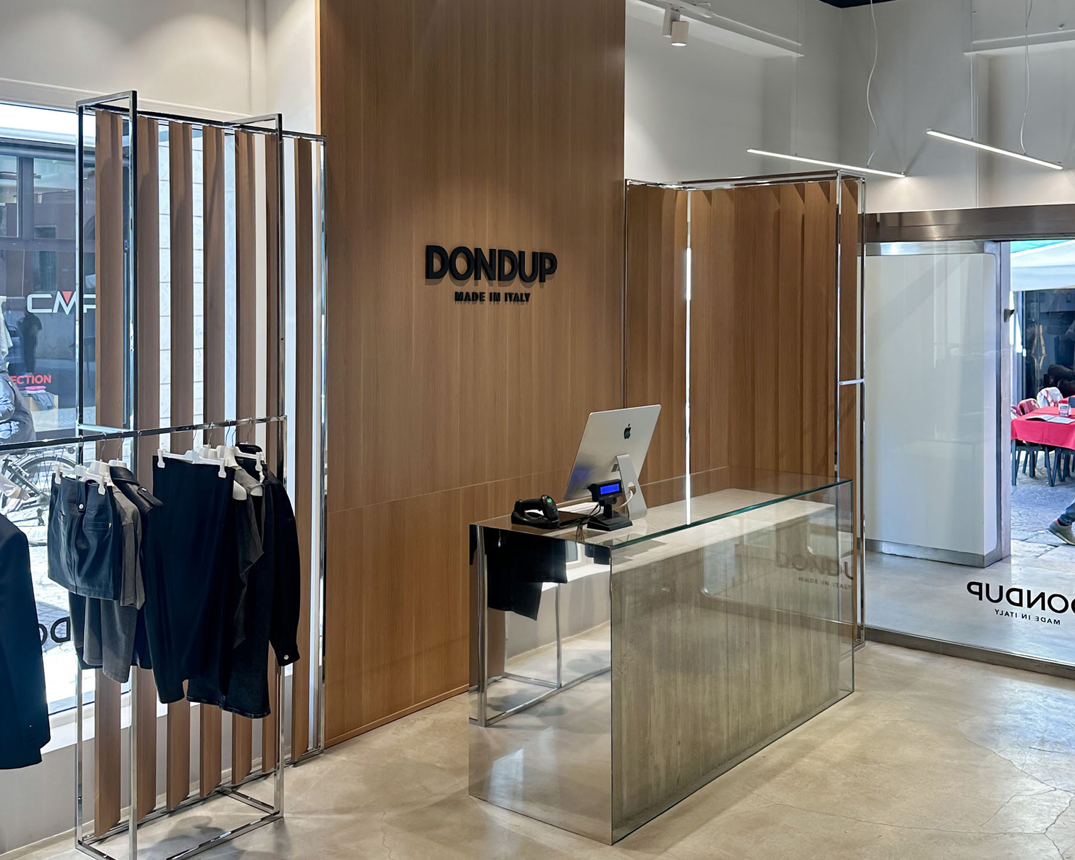 Realizzazione del negozio DONDUP verona